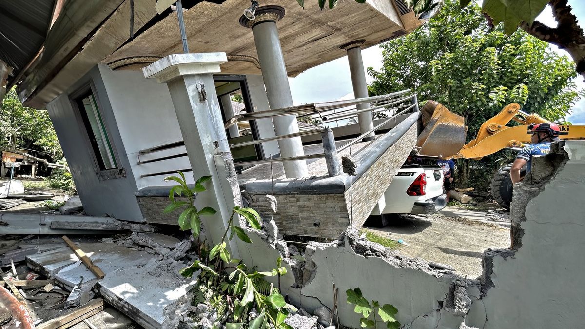 Filipínské Mindanao zasáhlo silné zemětřesení. Hrozí i tsunami